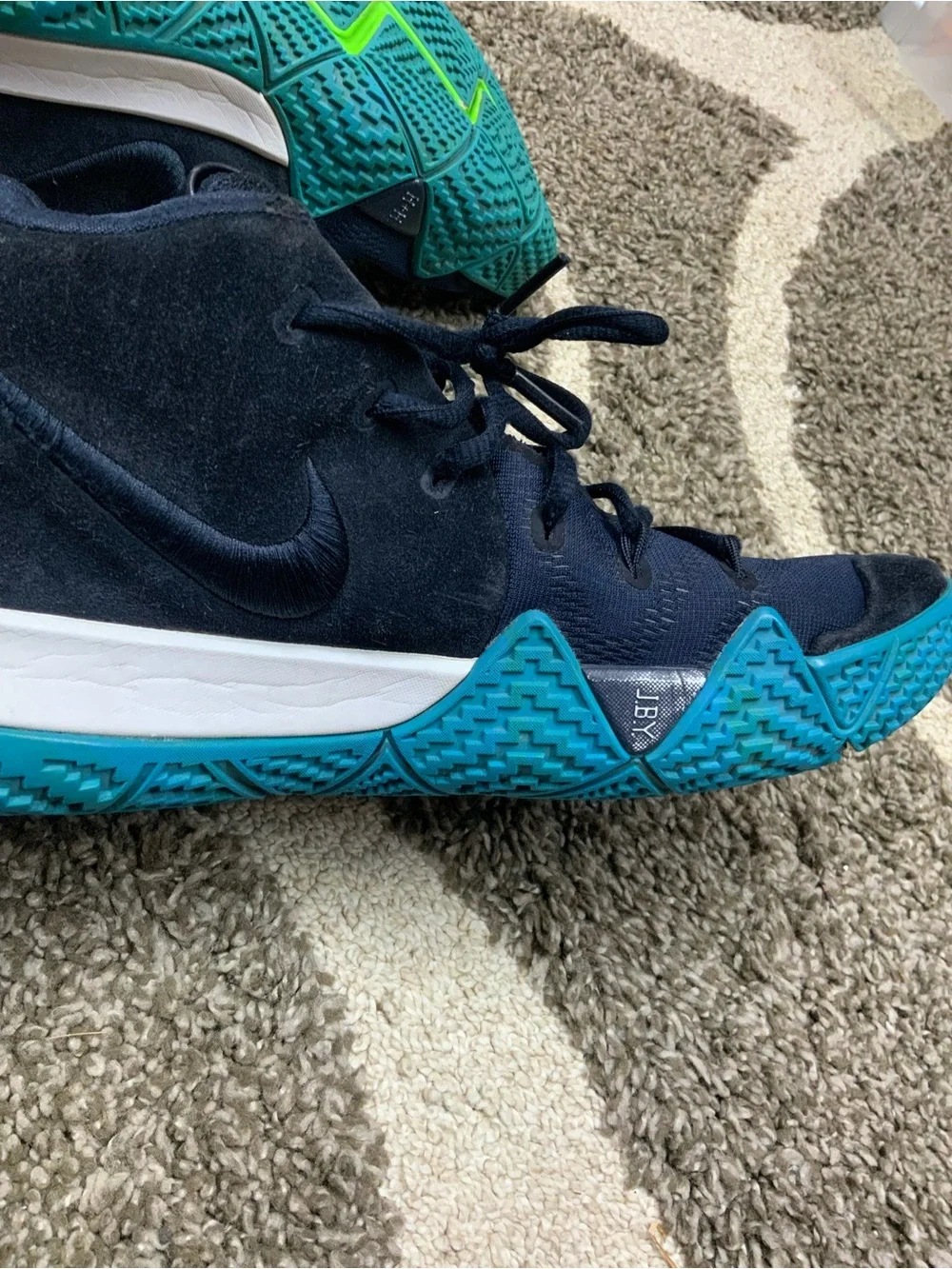 Nike Kyrie 4 Basketball Shoes – Men’s Size 11